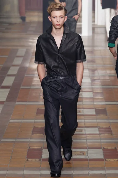 Look 18